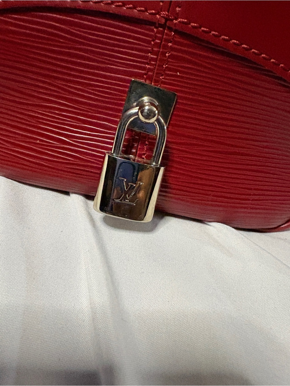 β¨ Authentic Louis Vuitton Bowling Montaigne GM β Epi Leather in Red/Carmine - Picture 7 of 17